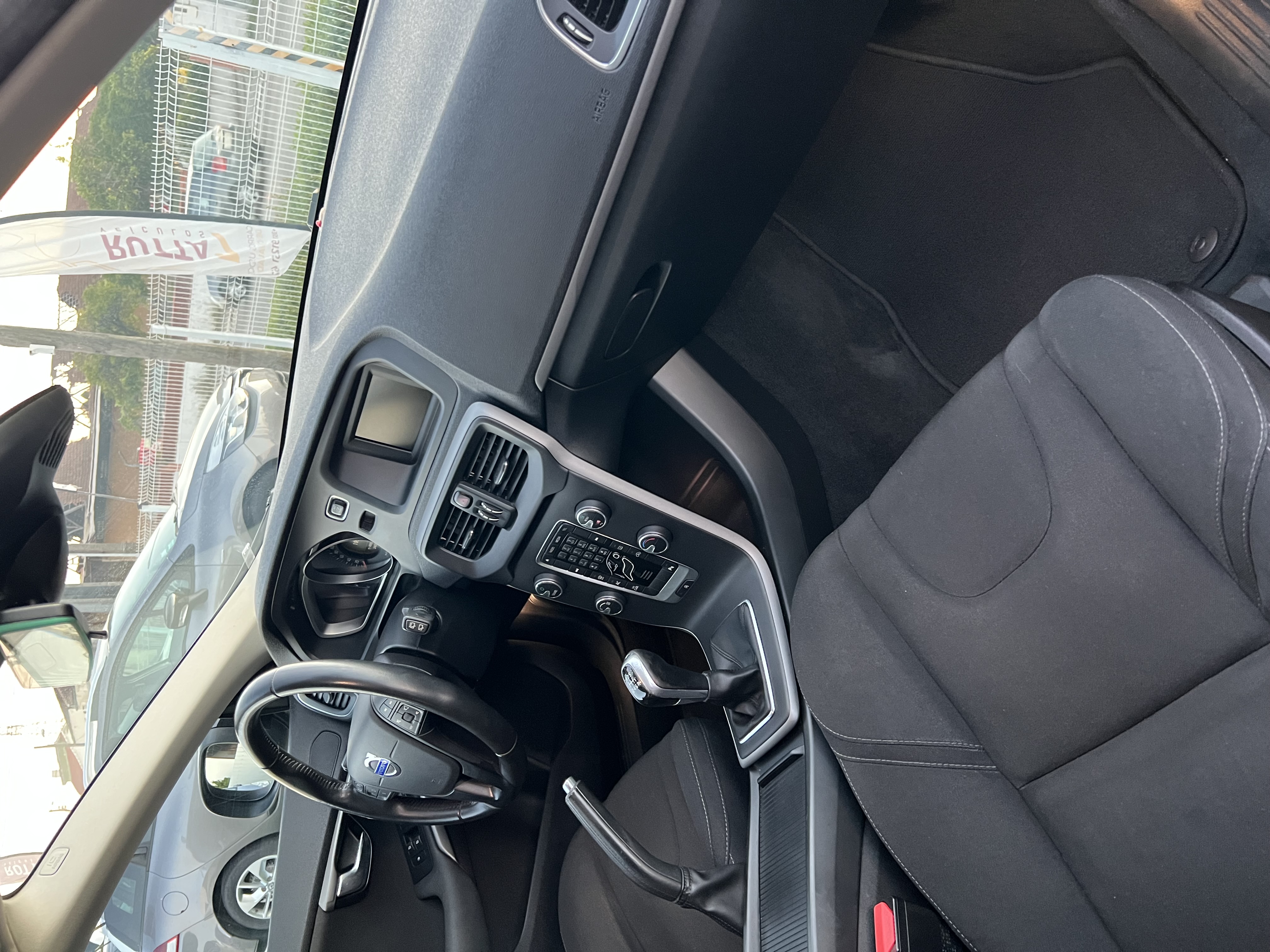 Volvo v40